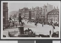 222. 10 Bergen - Torvalmending med Holbergs Statue - no-nb digifoto 20160205 00103 bldsa PK20503.jpg