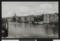 496. 110 Trondhjem. Brygger ved Nidelven - no-nb digifoto 20150622 00367 bldsa PK17045.jpg