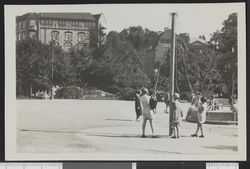 Lekeplass på Vestkanttorget. Foto: Ukjent / Nasjonalbiblioteket