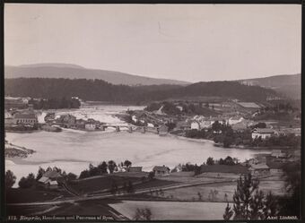 112. Ringerike, Hønefossen med Panorama af Byen - NB bldsa AL0112.jpg