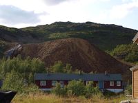 Slagghauger bak husene. Foto: Olve Utne (2009).