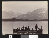 Tungt lasta firrømmings-krumstemning i Ulfsfjorden ved Ulfsnes i Troms. Foto: Axel Lindahl (ca. 1884–1890).
