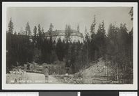 Sett fra Dagaliveien med Holmenbekken. Foto: Nasjonalbiblioteket