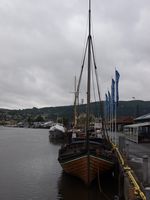 Tendring/bygdabåt «Sara Kjerstine» av Hitra ved kai ved Trondheim S. i 2009. Foto: Olve Utne (2009).