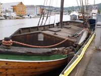 Tendring/bygdabåt «Sara Kjerstine» av Hitra ved kai ved Trondheim S. i 2009. Foto: Olve Utne (2009).