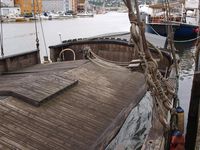 Tendring/bygdabåt «Sara Kjerstine» av Hitra ved kai ved Trondheim S. i 2009. Foto: Olve Utne (2009).