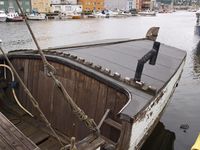 Tendring/bygdabåt «Sara Kjerstine» av Hitra ved kai ved Trondheim S. i 2009. Foto: Olve Utne (2009).