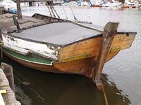 Tendring/bygdabåt «Sara Kjerstine» av Hitra ved kai ved Trondheim S. i 2009. Foto: Olve Utne (2009).