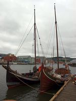 Vengbåten Nidaros og nordlands-fembøringen Frøya ved kai i Trondheim i 2009. Foto: Olve Utne