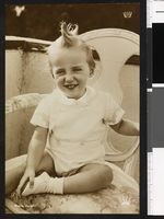 Unge prins Harald med en ikke spesielt majestetisk frisyre. Foto: Ukjent / Nasjonalbiblioteket