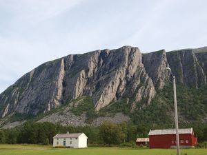 12775 Aure 216-52 Roenningen med Knubben attom.jpg