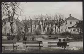 Stiftsgården sett fra østre del av hagen. Foto: Alf Schrøder/Nasjonalbiblioteket (1920–1930).