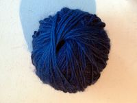 Her ser man hullet fra fingeren som sørga for at nøstet ble passe stramt. Det er nå klart til bruk.