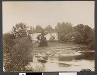 Eidsvollsbygningen ligger ved Andelva. Foto: Axel Lindahl (1880-åra).