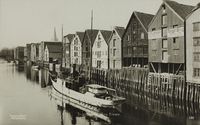 Bryggjene langs Nidelva i Trondheim inkluderer enkelte svalgangsbryggjer med svalgangen på sjøsida. Foto: ukjent (1920-åra).
