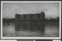 Eldre postkort med havnelageret, fra J.H. Küenholdt.
