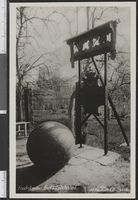 Et av flere monumenter som er satt opp på Karl XIIs antatte dødssted i Halden. Foto: Nasjonalbiblioteket