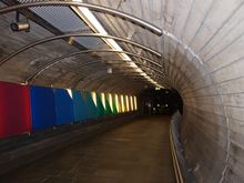 Gang mot stasjonen fra inngangen i Parkveien / Henrik Ibsens gate. Foto: Olve Utne (2009)