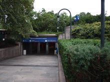 Jernbaneinngangen på Johanne Dybwads plass. Foto: Olve Utne (2009)