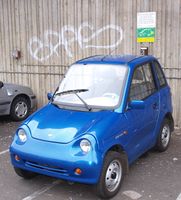 9. 13854cr Reva elbil ved ladestasjon crop.jpg