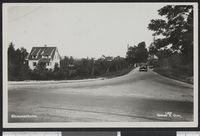 Vei og bebyggelse. Foto: Sigurd Gran?/Nasjonalbiblioteket (1930-1936).