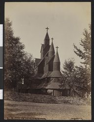 Kyrkja sett austfrå. Foto: Axel Lindahl (1880-åra).