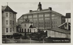 Ila skole på Ila i Trondheim (1921). Foto: Nasjonalbiblioteket (1920–1930).