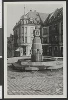 96. 166. Moss. Fontænen, Torvet. - no-nb digifoto 20150626 00024 bldsa PK30683B.jpg