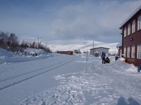 Sørgåande dagtog på Nordlandsbanen på veg inn på Lønsdal stasjon. Foto: Olve Utne (mars 2010).