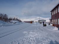 Sørgåande dagtog på Nordlandsbanen på veg inn på Lønsdal stasjon. Foto: Olve Utne (mars 2010).