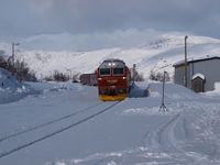 Sørgåande dagtog på Nordlandsbanen på veg inn på Lønsdal stasjon. Foto: Olve Utne (mars 2010).