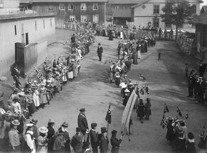 17. mai gamle Gjøvik skole.jpg
