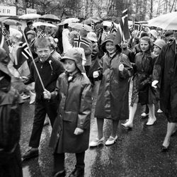 17. mai i regn på Strømsveien i Strømmen 1963. Unni Søderstrøm fra Tangerud midt i bildet.