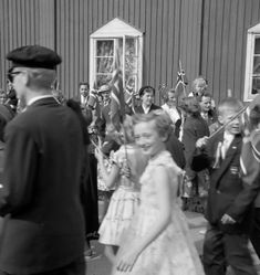 17. maitoget ved Sagdalen skole 1960. Lærervikar Per Willersrud til venstre og Britt Søderstrøm fra Tangerud.