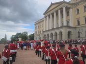 17. mai-toget passerer Slottet i 2011. Foto: Stig Rune Pedersen