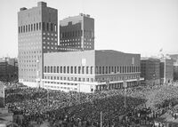 Festplassen ved Oslo rådhus 17. mai 1945. Foto: Ukjent / Nasjonalbiblioteket