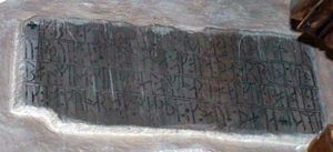 17234cr2 Tingvoll krk - runeinnskrift.jpg