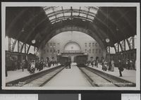 Inne i toghallen. Foto: Ukjent/Nasjonalbiblioteket