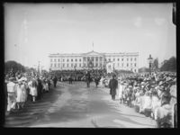 17. mai-toget passerer over Slottsplassen i 1918. Foto: Narve Skarpmoen