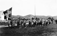 17. mai-toget i Snig, Lindesnes, 1934. Foto: Lindesnes bygdemuseum bilde LIB-05389