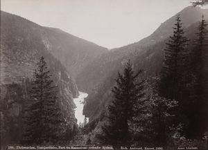 180. Thelemarken, Vestfjorddalen, Parti fra Maaneelven nedenfor Rjukan - NB bldsa AL0180.jpg