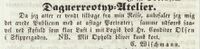 1854: Annonse for Wichmanns daguerreotyp-atelier i Kristiansand (Kristianssands Stiftsavis og Adresse-Contors Efterretninger 19/8 1854)