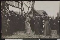 Dronning Maud på Øyer stasjon under kroningsreisen 1906. Fra Nasjonalbibliotekets bildesamling