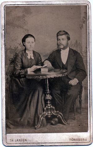 1876 Amalie Larsdatter og Edvard Ingebretsen, fotograf Th.Larsen,Tønsberg.jpg