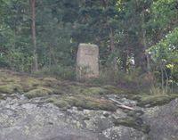 Grensestein nr. 25 står på fjell ovenfor Vallhallveien 17. Foto: Stig Rune Pedersen