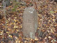 Grensestein nr. 16 står nedenfor utkikkspunktet ved Valhallveien, i retning Ekebergresutauranten. Foto: Stig Rune Pedersen
