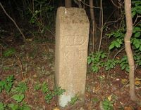 Grensestein nr. 18 står også like nedenfor utkikkspunktet ved Valhallveien. Foto: Stig Rune Pedersen