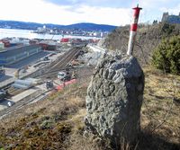 Grensestein nr. 2 står i skråningen ovenfor Mosseveien ved Sjursøya. Foto: Stig Rune Pedersen