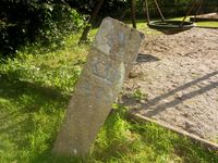 Grensestein nr. 35 står på en lekeplass nær Arnljot Gellines vei øst for Kværnerbyen. Foto: Stig Rune Pedersen