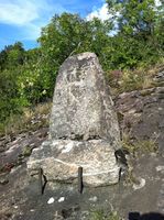 Grensestein nr. 7 står på fjell ovenfor nedre del av Karlsborgveien. Foto: Stig Rune Pedersen